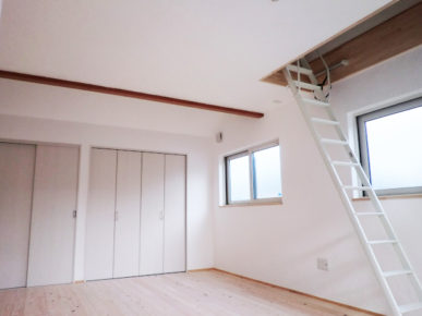 漆喰の家 ロフトのある寝室