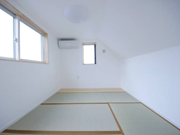 斜め天井の和室