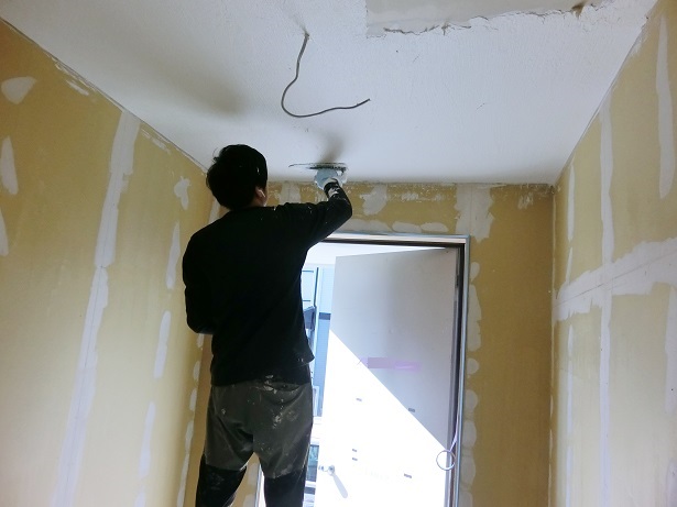 内装漆喰工事の様子