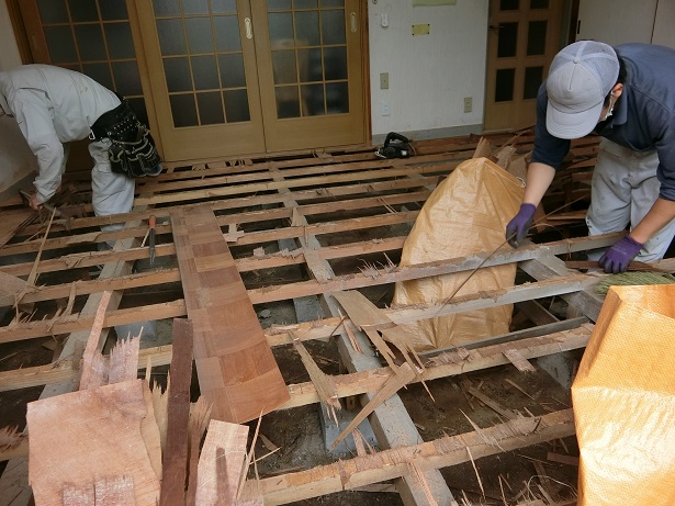 松戸市　床のリフォーム工事　リビングの床を解体