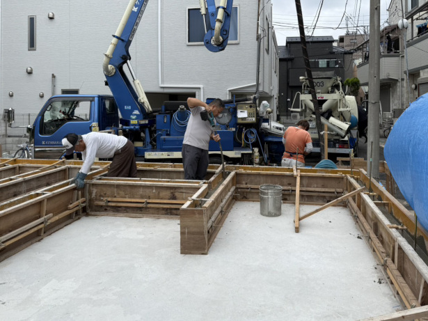 基礎立ち上がりコンクリート打設工事の様子