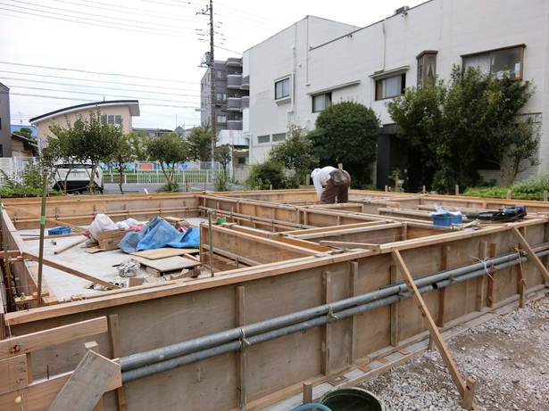 基礎立ち上がりの型枠を設置
