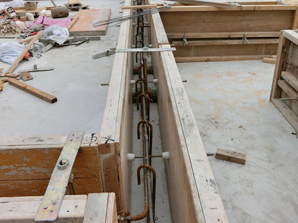 基礎立ち上がりの型枠を設置