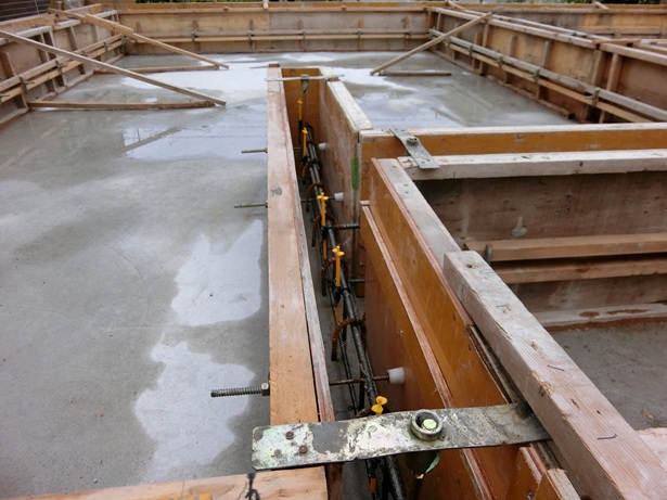 基礎立ち上がりの型枠を設置