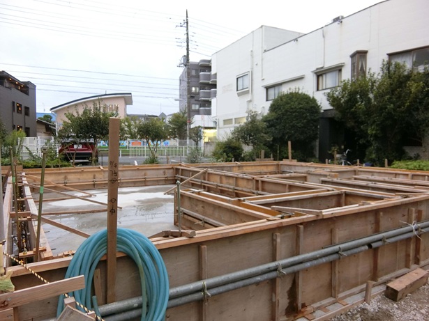 基礎立ち上がりの型枠を設置