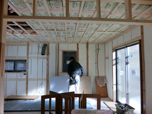 天井裏に断熱材敷き込みました